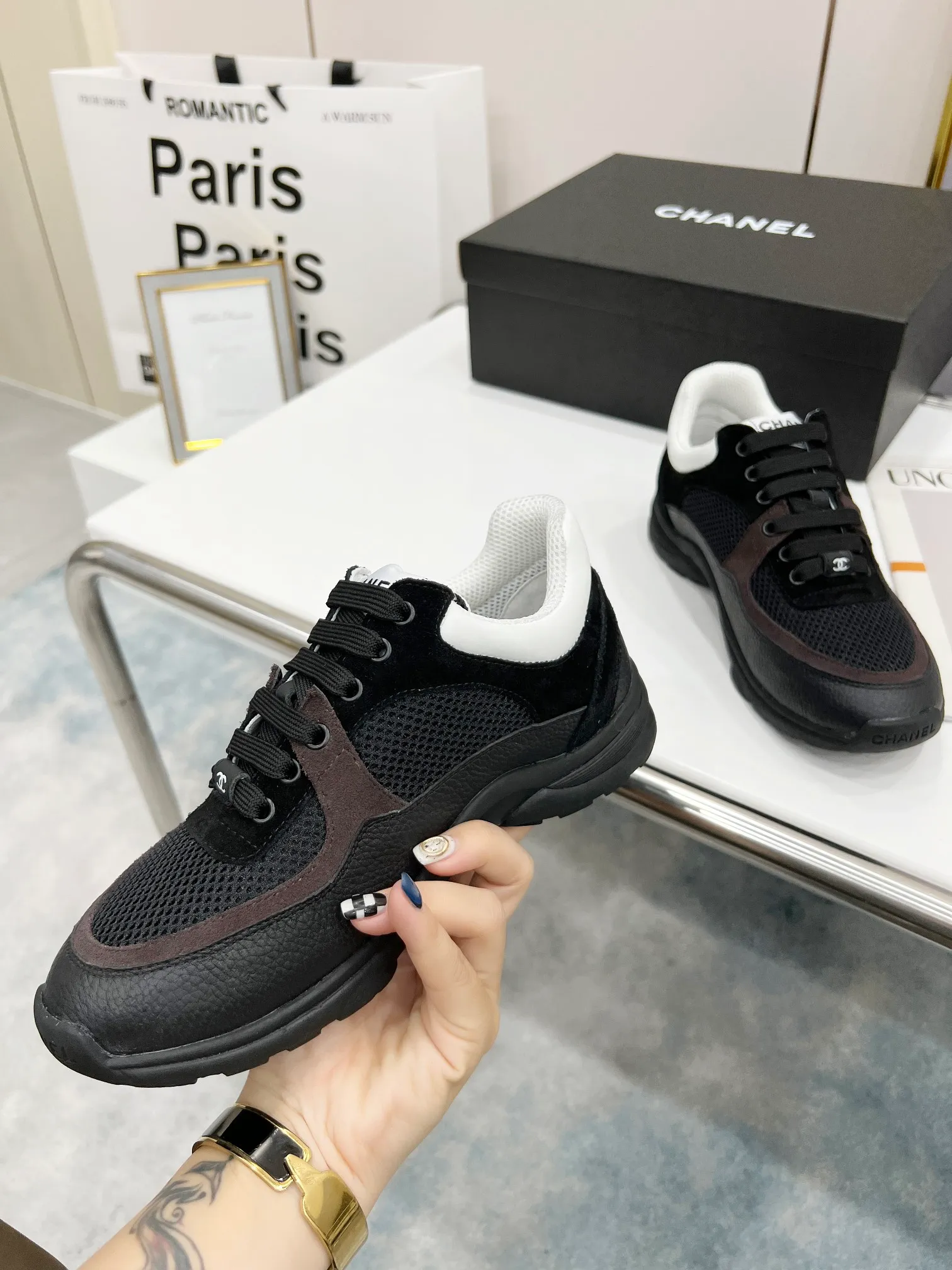 👟👟Ex-factory price 520👟👟 Chanel (Chanel) 2023 new color casual sports shoes, Paris Fashion Week (Chanel) catwalk style, original shoes purchased in Italy and made 1:1, fabric: original customized high-reflective material/high mercerized suede cowhide, breathable mesh splicing, 1 cm thick original movable massage feet, comfortable to wear, private original molded outsole , color, black, white, two-color optional. Number of yards; 35--41